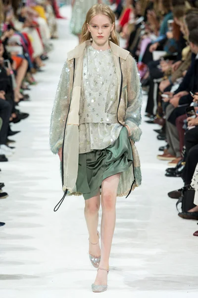 Look 19